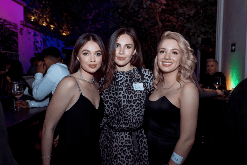 Fundadoras de Match Match Agency con mujer rusa. 