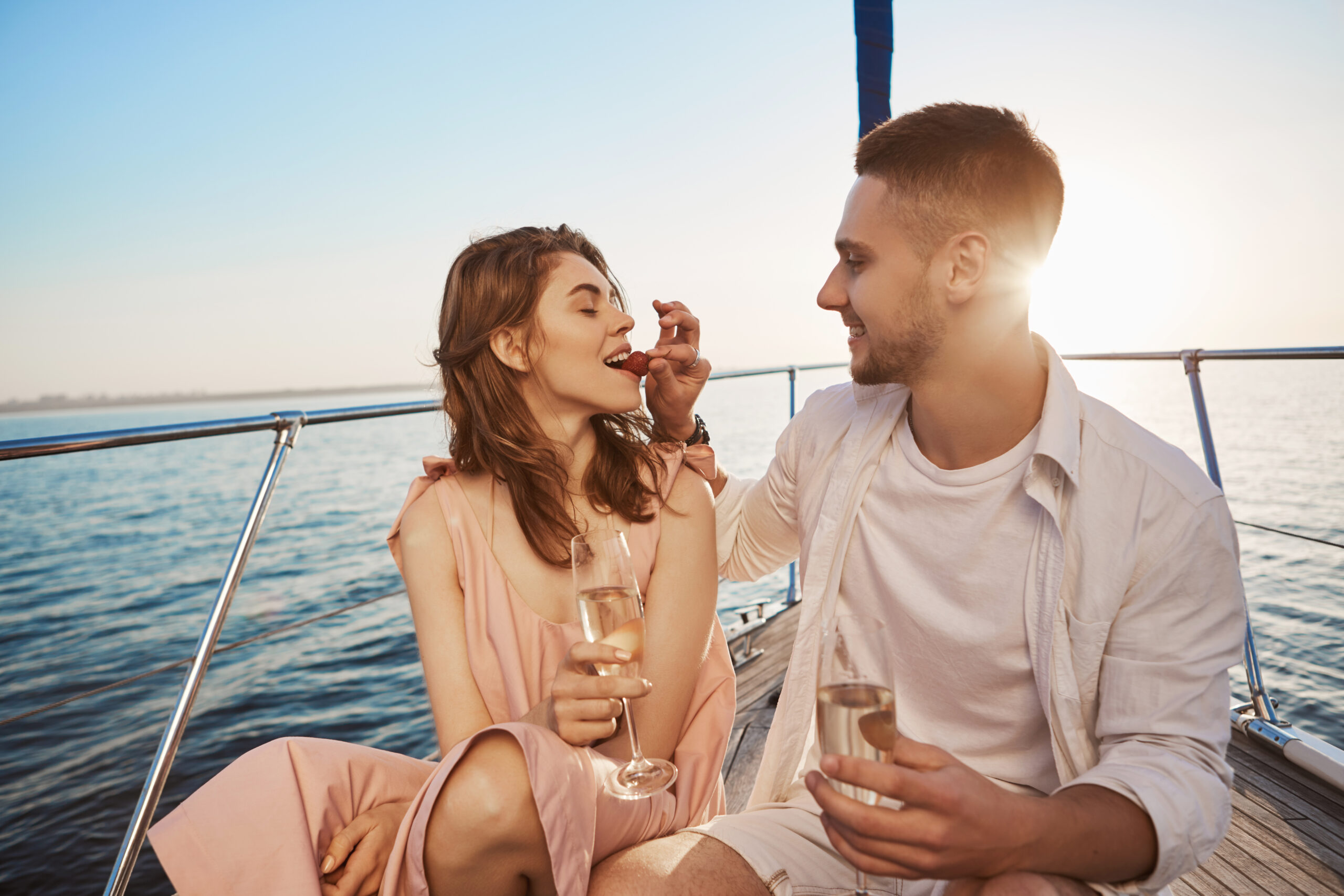 Atractiva pareja de vacaciones por el mundo.