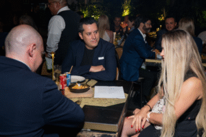 Brindis entre participantes en evento de citas premium organizado por Match Match Agency.