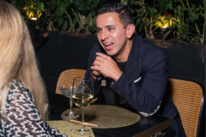 Invitados disfrutando de un evento exclusivo de Match Match Agency, en un ambiente elegante en Ciudad de México.