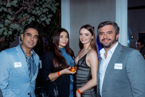 Mujeres eslavas compartiendo una noche social en evento privado de Match Match Agency.